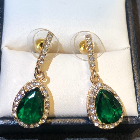 Hudson's Bay Emeral Green Drop Earrings. - Picture 2 of 4